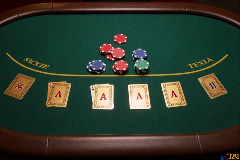 Luxuri&ouml;ser Blackjack-Tisch mit goldenen Karten und r&ouml;mischem Lorbeerrand symbolisiert Tischspiele